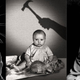 Imagen para el artículo titulado Little Albert: el salvaje experimento que logró que un bebé de 11 meses temiera a Santa Claus